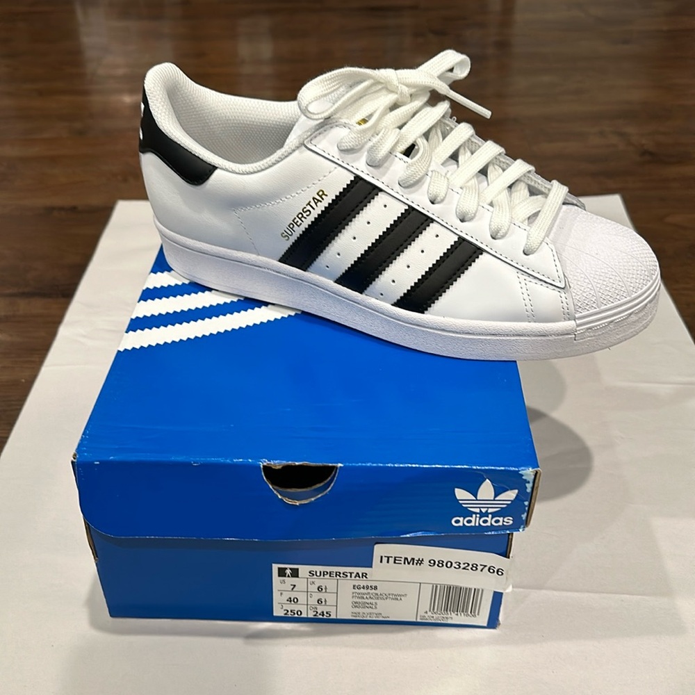 Adidas’s Classic Superstar Men’s Sneakers size 7